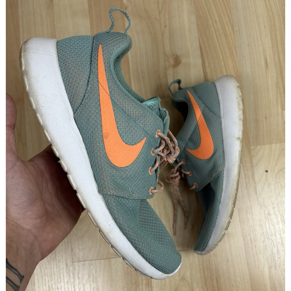 Women’s Nike Roshe One / Size 10